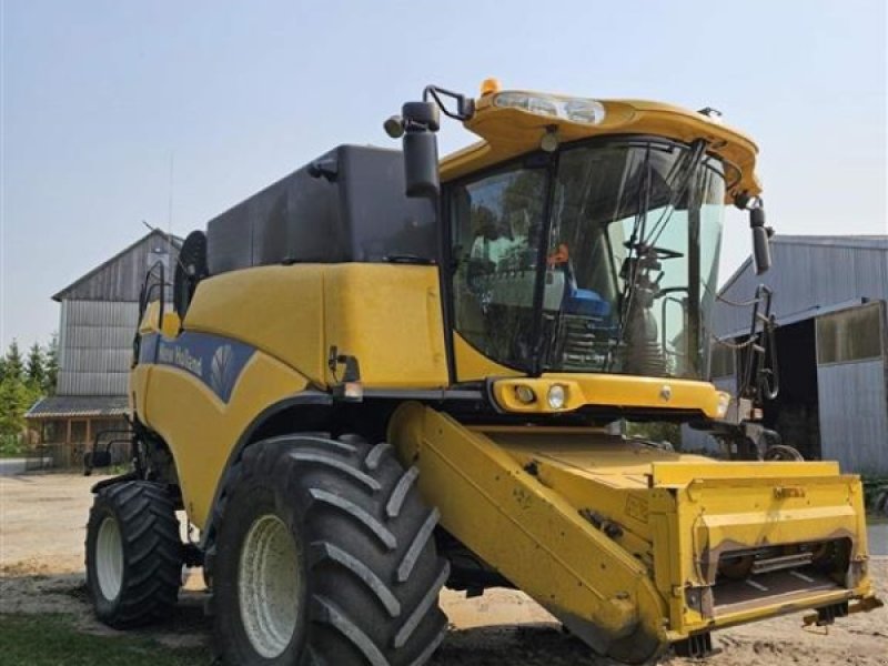 Mähdrescher tip New Holland CX8070 Kun 1450 Høsttimer. Med skærebord og vogn. Ring til Ulrik for mere info på 40255544. Jeg snakker Jysk, tysk og engelsk., Gebrauchtmaschine in Kolding (Poză 1)