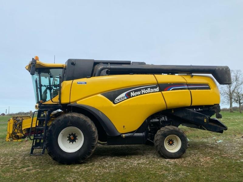 Mähdrescher del tipo New Holland CX820, Gebrauchtmaschine In CHAUMONT (Immagine 2)