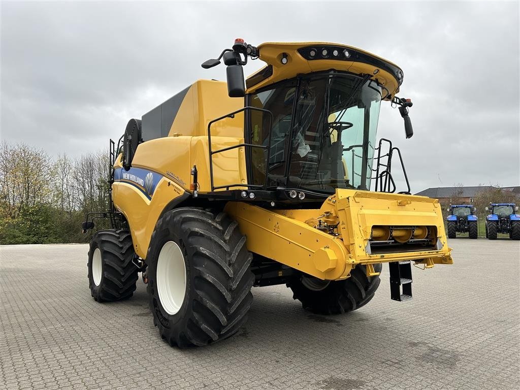 Mähdrescher del tipo New Holland CX8.90 SLH + FD135 MacDon sejlbord, Gebrauchtmaschine In Gjerlev J. (Immagine 4)