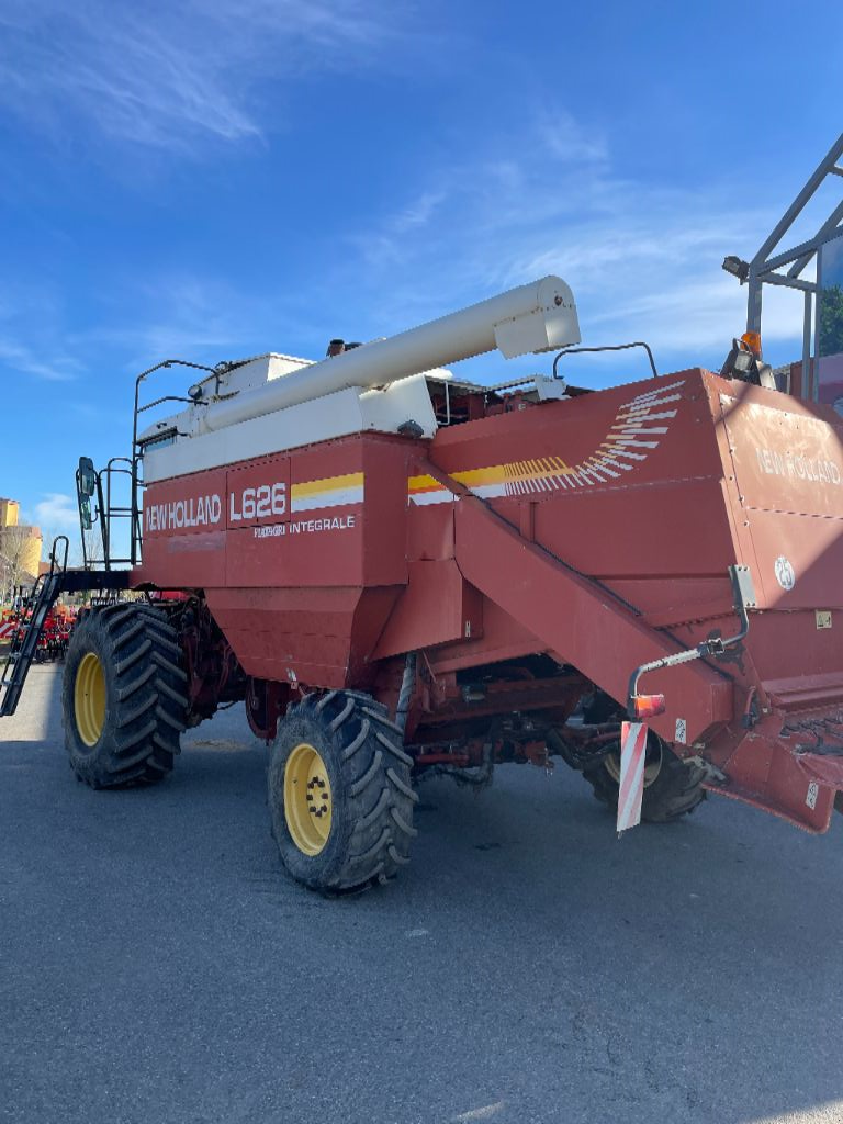 Mähdrescher van het type New Holland L626, Gebrauchtmaschine in LOMBEZ (Foto 4)