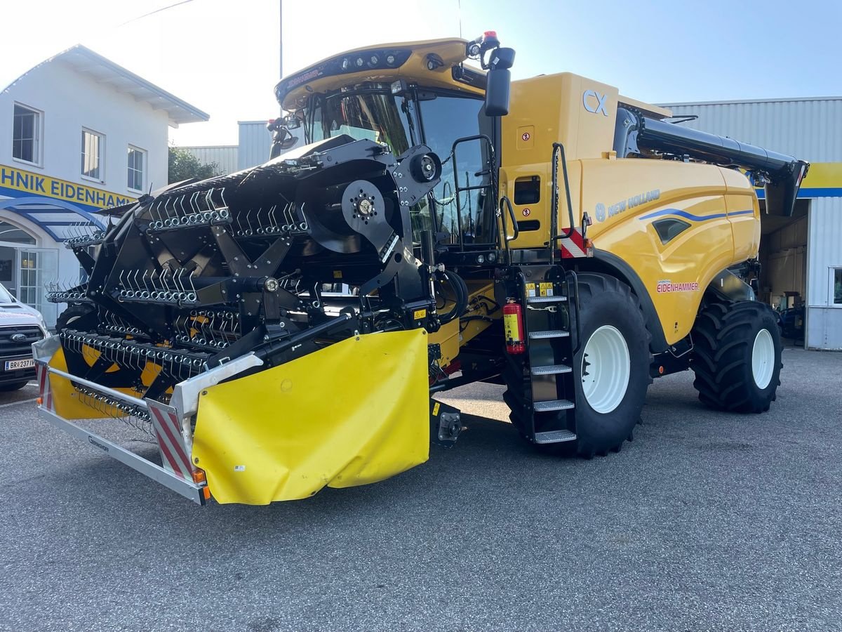 Mähdrescher of the type New Holland New Holland CX 8.90, Neumaschine in Burgkirchen (Picture 1)