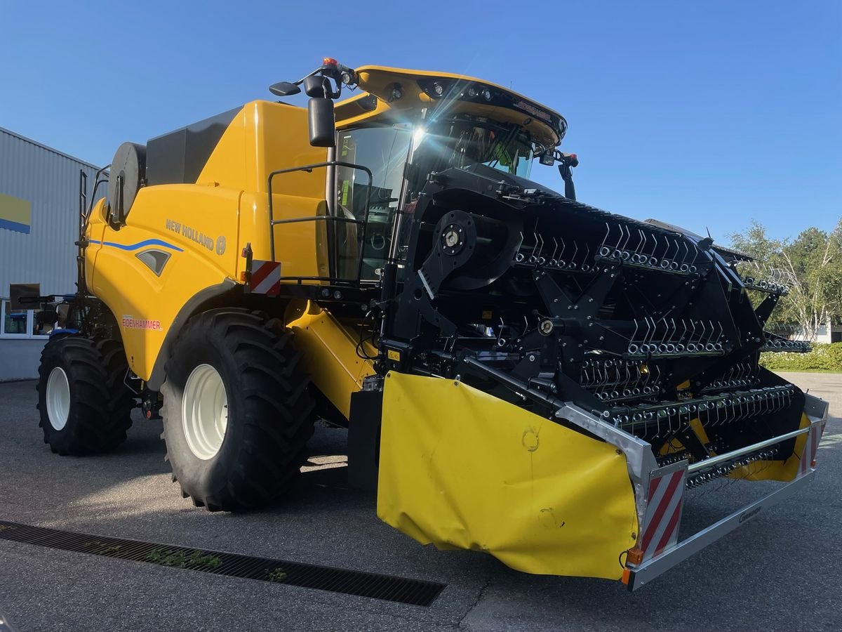 Mähdrescher of the type New Holland New Holland CX 8.90, Neumaschine in Burgkirchen (Picture 11)