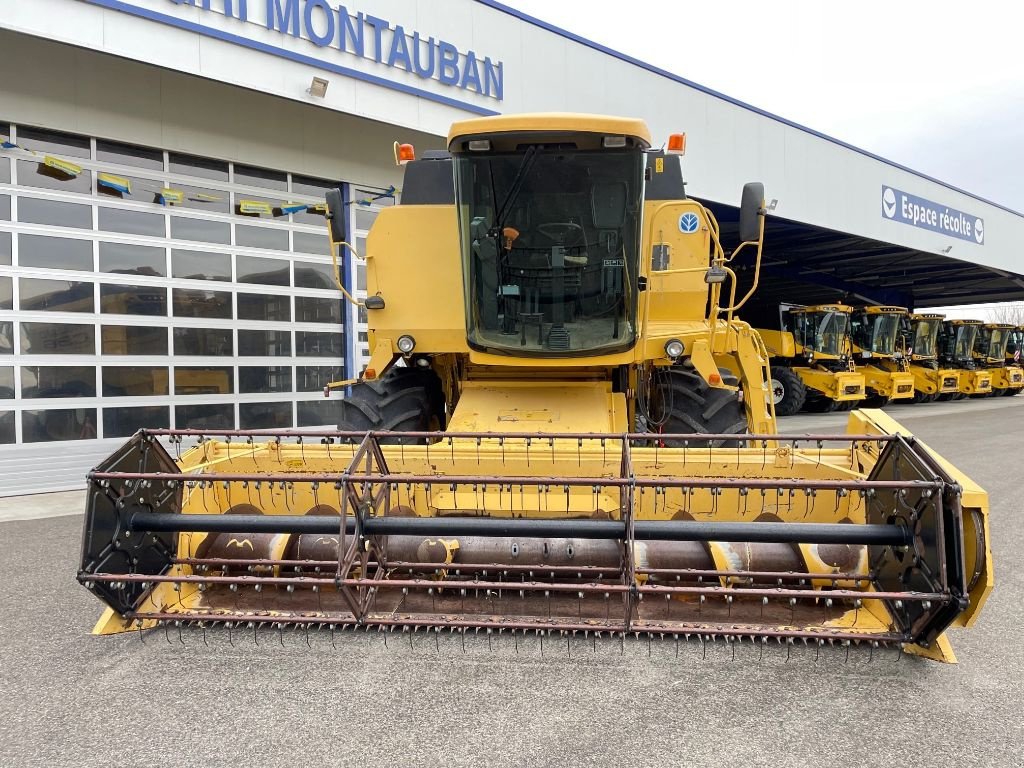 Mähdrescher des Typs New Holland TC 56, Gebrauchtmaschine in Montauban (Bild 2)