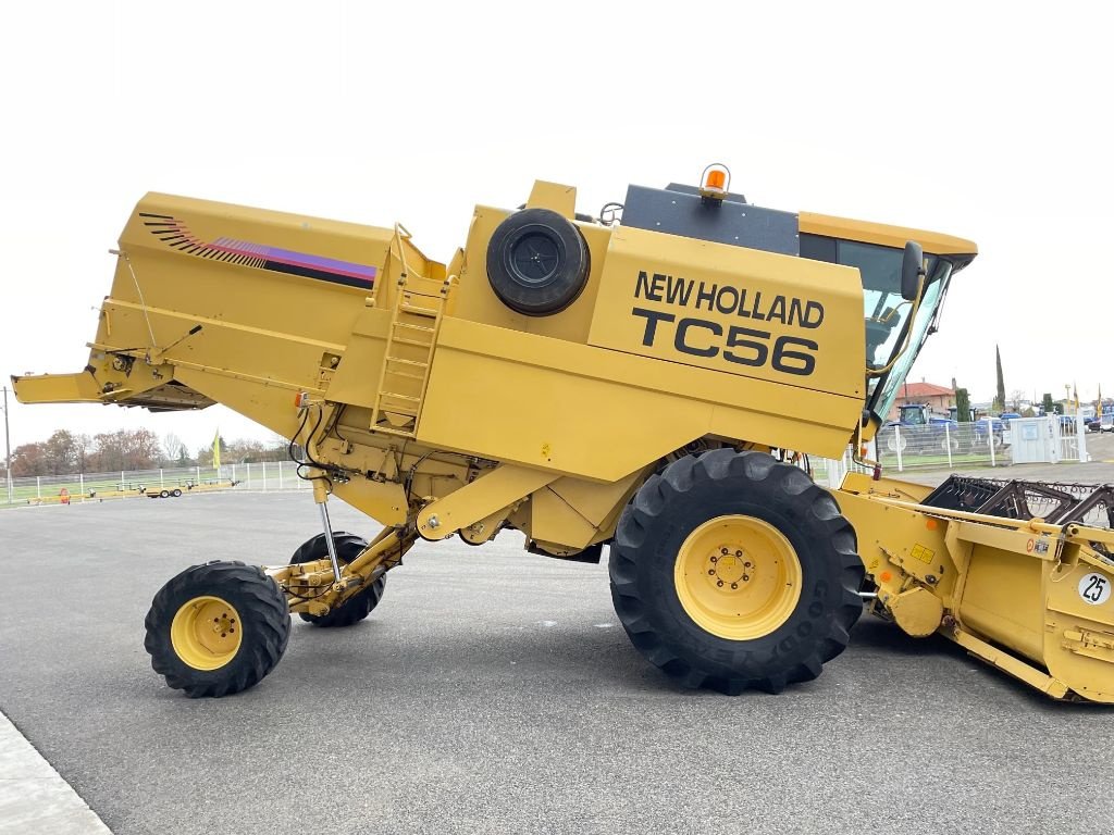 Mähdrescher of the type New Holland TC 56, Gebrauchtmaschine in Montauban (Picture 4)