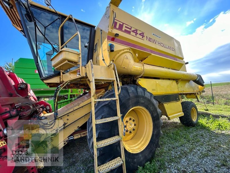 Mähdrescher van het type New Holland TF 44, Gebrauchtmaschine in Leiblfing (Foto 1)