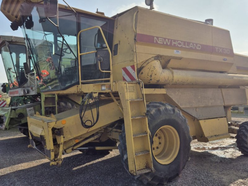 Mähdrescher of the type New Holland TX 30, Gebrauchtmaschine in MANDRES-SUR-VAIR (Picture 1)