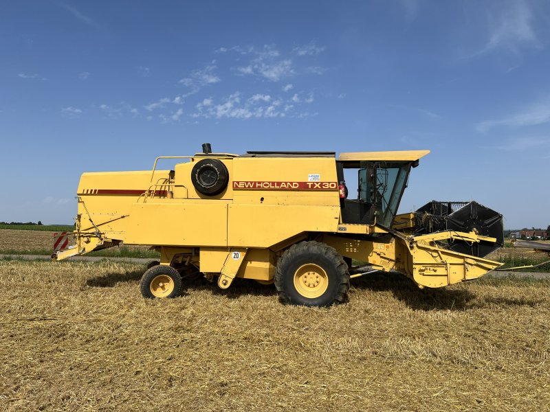 Mähdrescher van het type New Holland TX 30, Gebrauchtmaschine in Bondorf (Foto 1)