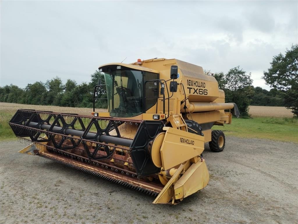 Mähdrescher del tipo New Holland TX 66 SLH årg. 1996, 3258 høsttimer og 4333 motortimer, selvoprettende soldkasse, 20 fods bord, stor tankoverbygning, maskinen er løbende serviceret, Gebrauchtmaschine en Bylderup-Bov (Imagen 2)