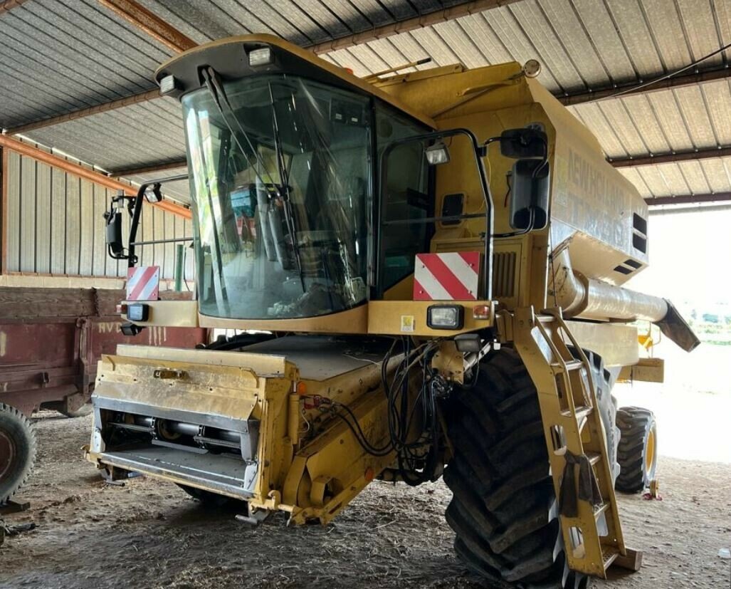 Mähdrescher van het type New Holland TX68, Gebrauchtmaschine in LAIGNES (Foto 1)