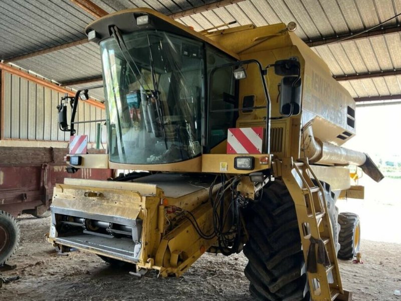 Mähdrescher du type New Holland TX68, Gebrauchtmaschine en LAIGNES