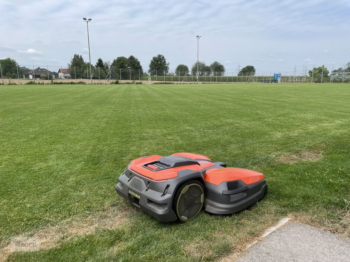 Mähroboter of the type Husqvarna Ceora 546 EPOS Golfplatz & Sportplatzmäher, Neumaschine in Burgkirchen (Picture 11)