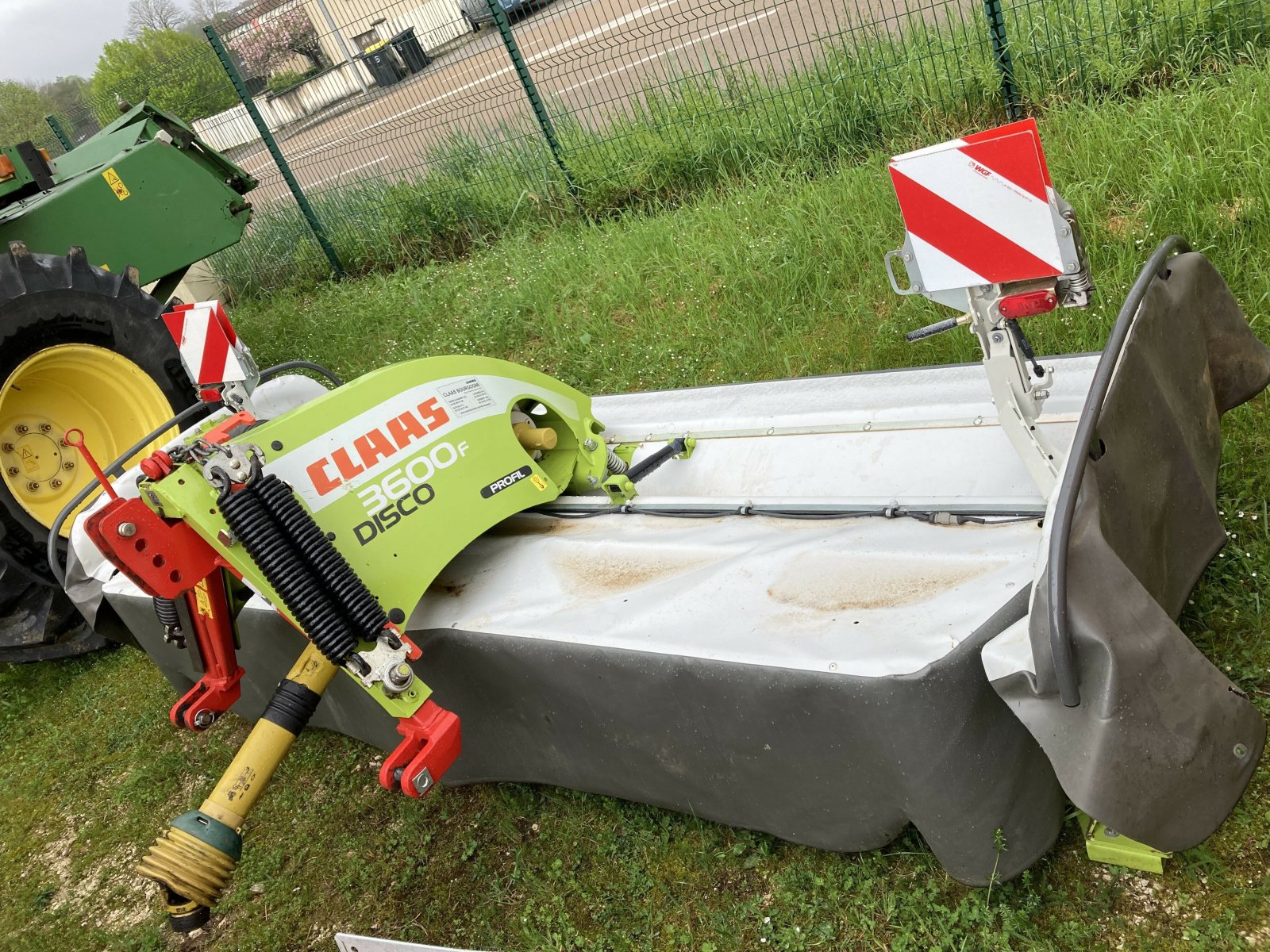 Mähwerk des Typs CLAAS FAUCHEUSE FRONTALE, Gebrauchtmaschine in NOGENT (Bild 2)