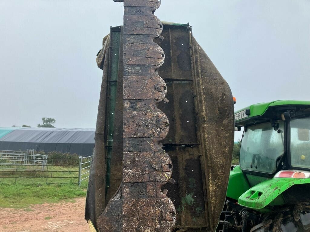 Mähwerk van het type Krone FAUCHEUSE KRONE EASY CUT R320, Gebrauchtmaschine in AUTUN (Foto 3)