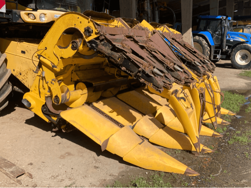 Maispflückvorsatz of the type New Holland MF 875W, Gebrauchtmaschine in TREMEUR