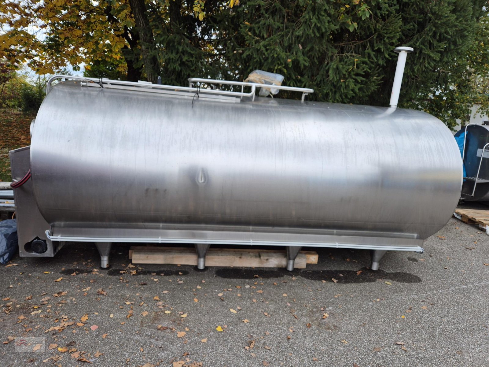 Milchkühltank des Typs Meko 7000, Neumaschine in Engelsberg (Bild 1)