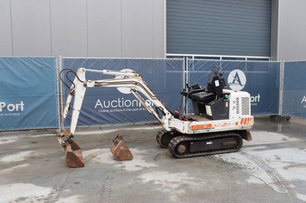 Minibagger du type Bobcat 220, Gebrauchtmaschine en Antwerpen (Photo 1)