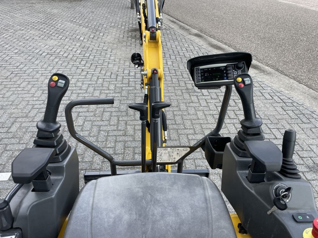 Minibagger van het type New Holland Electric Power Minigraver E15X, Neumaschine in BOEKEL (Foto 7)