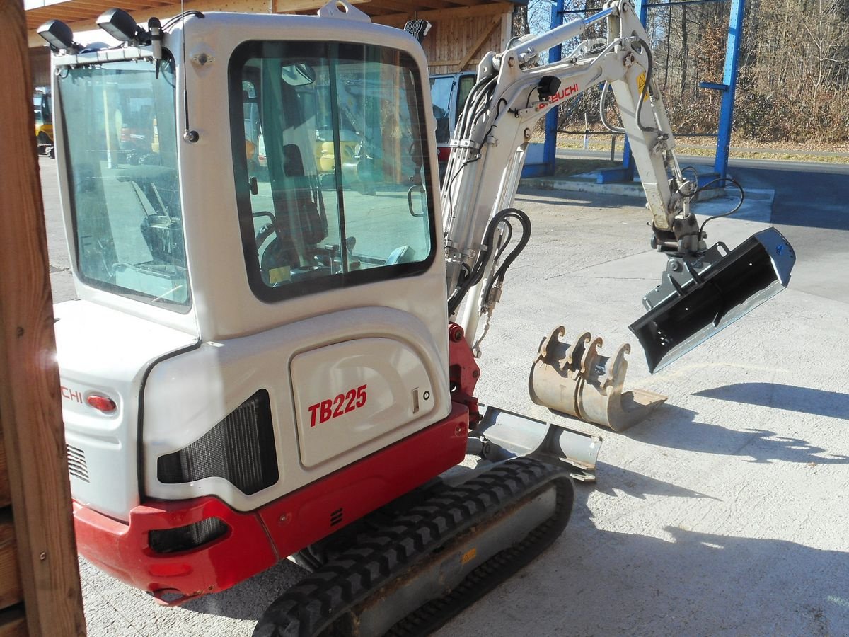 Minibagger Türe ait Takeuchi TB 225 ( 2.400kg ) mit hydr. Verstellfahrwerk, Gebrauchtmaschine içinde St. Nikolai ob Draßling (resim 4)