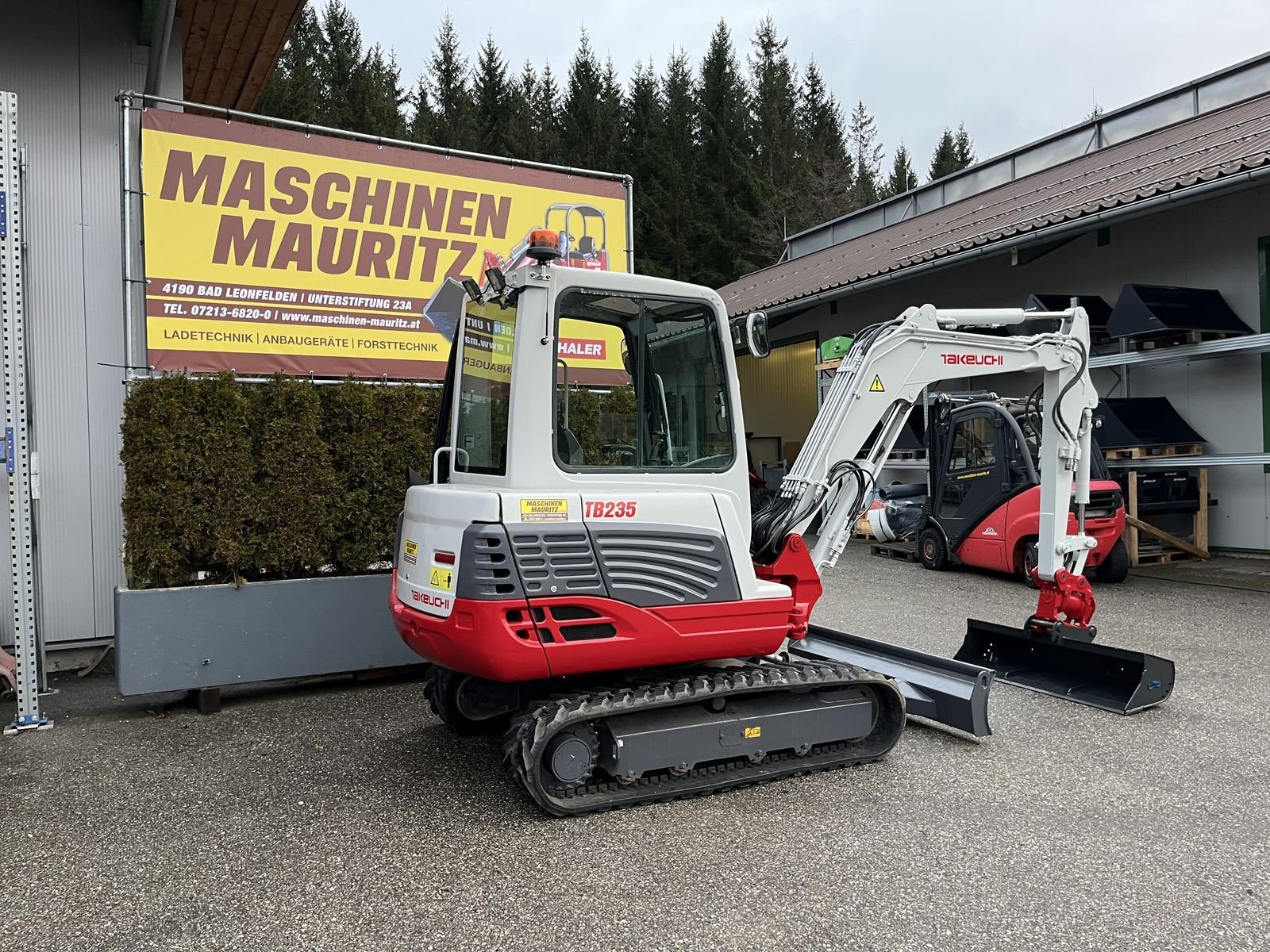 Minibagger типа Takeuchi TB 235 mit Powertilt, Gebrauchtmaschine в Bad Leonfelden (Фотография 2)