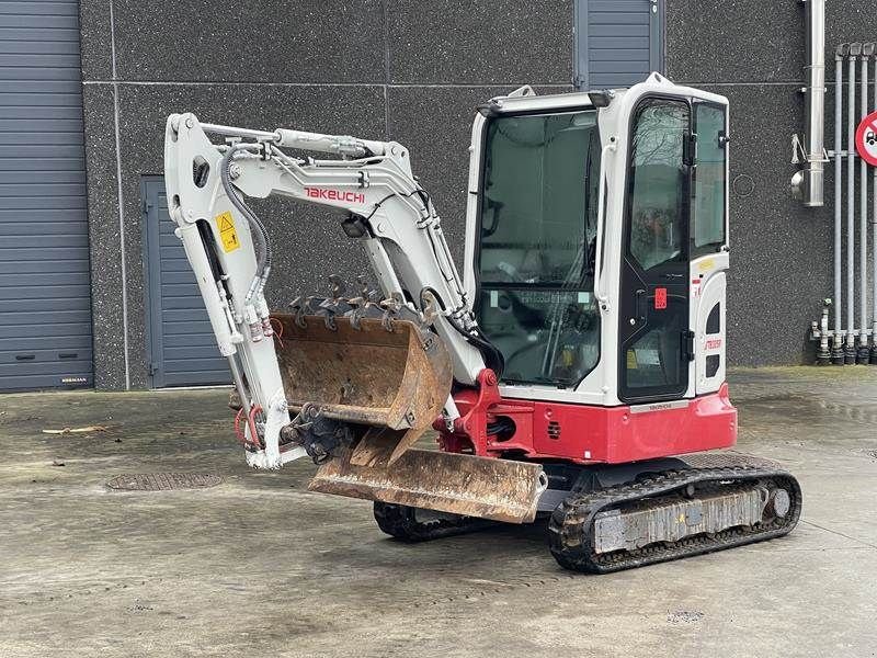 Minibagger des Typs Takeuchi TB 325 R, Gebrauchtmaschine in Waregem (Bild 1)