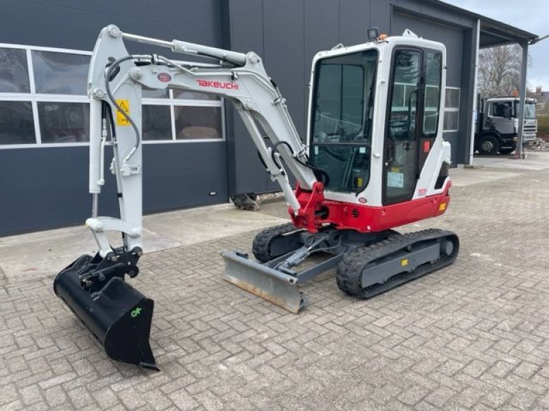 Minibagger des Typs Takeuchi TB225, Gebrauchtmaschine in Hardegarijp (Bild 4)