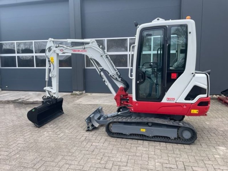 Minibagger des Typs Takeuchi TB225, Gebrauchtmaschine in Hardegarijp (Bild 1)