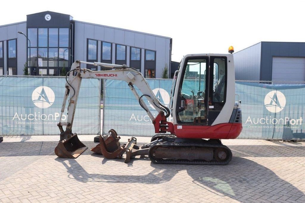 Minibagger du type Takeuchi TB228, Gebrauchtmaschine en Antwerpen (Photo 2)