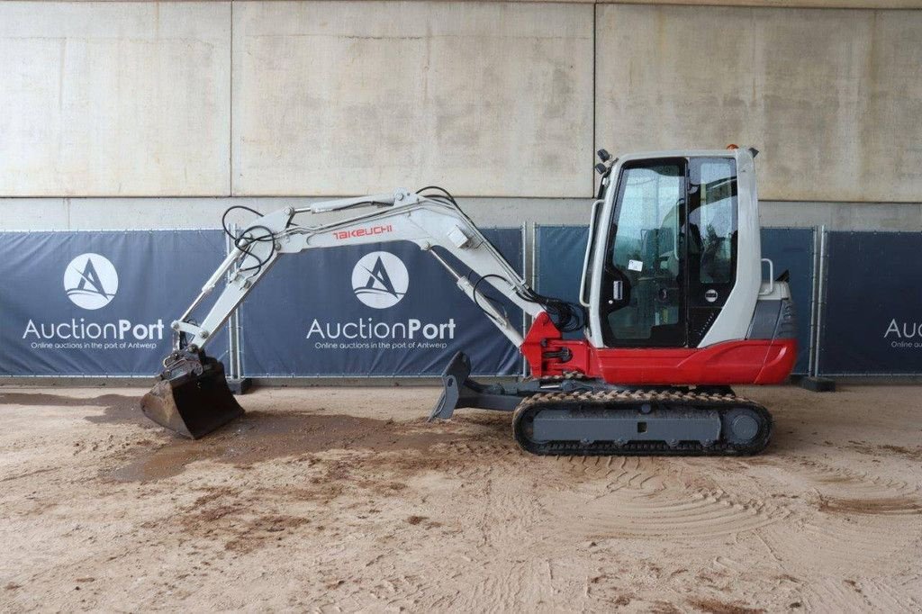 Minibagger des Typs Takeuchi TB235, Gebrauchtmaschine in Antwerpen (Bild 2)