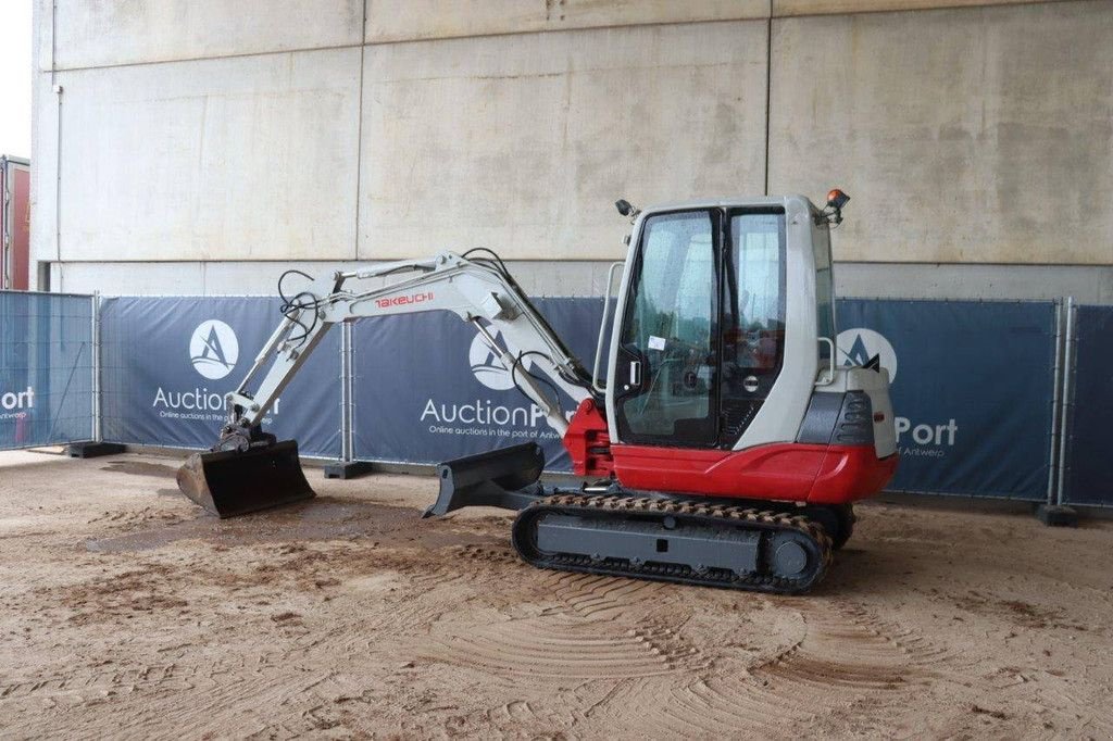 Minibagger del tipo Takeuchi TB235, Gebrauchtmaschine en Antwerpen (Imagen 3)