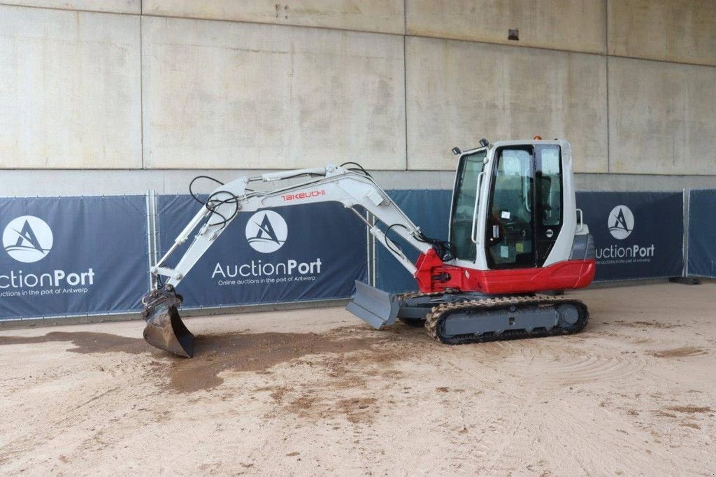 Minibagger des Typs Takeuchi TB235, Gebrauchtmaschine in Antwerpen (Bild 1)