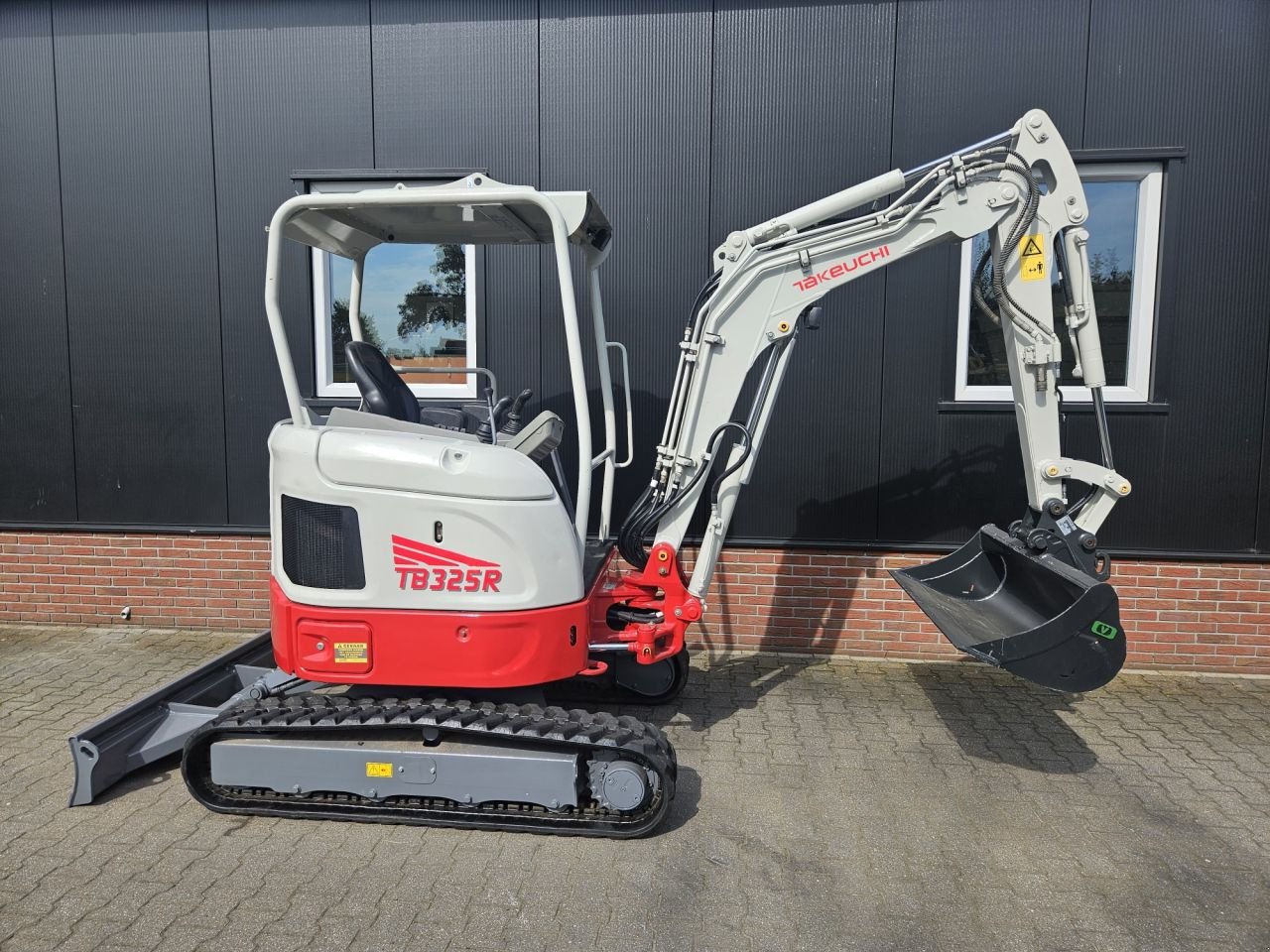 Minibagger du type Takeuchi TB325R, Gebrauchtmaschine en Haaksbergen (Photo 4)