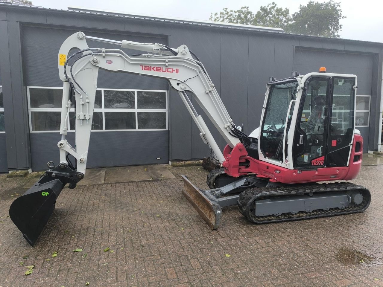 Minibagger des Typs Takeuchi TB370, Gebrauchtmaschine in Hardegarijp (Bild 1)