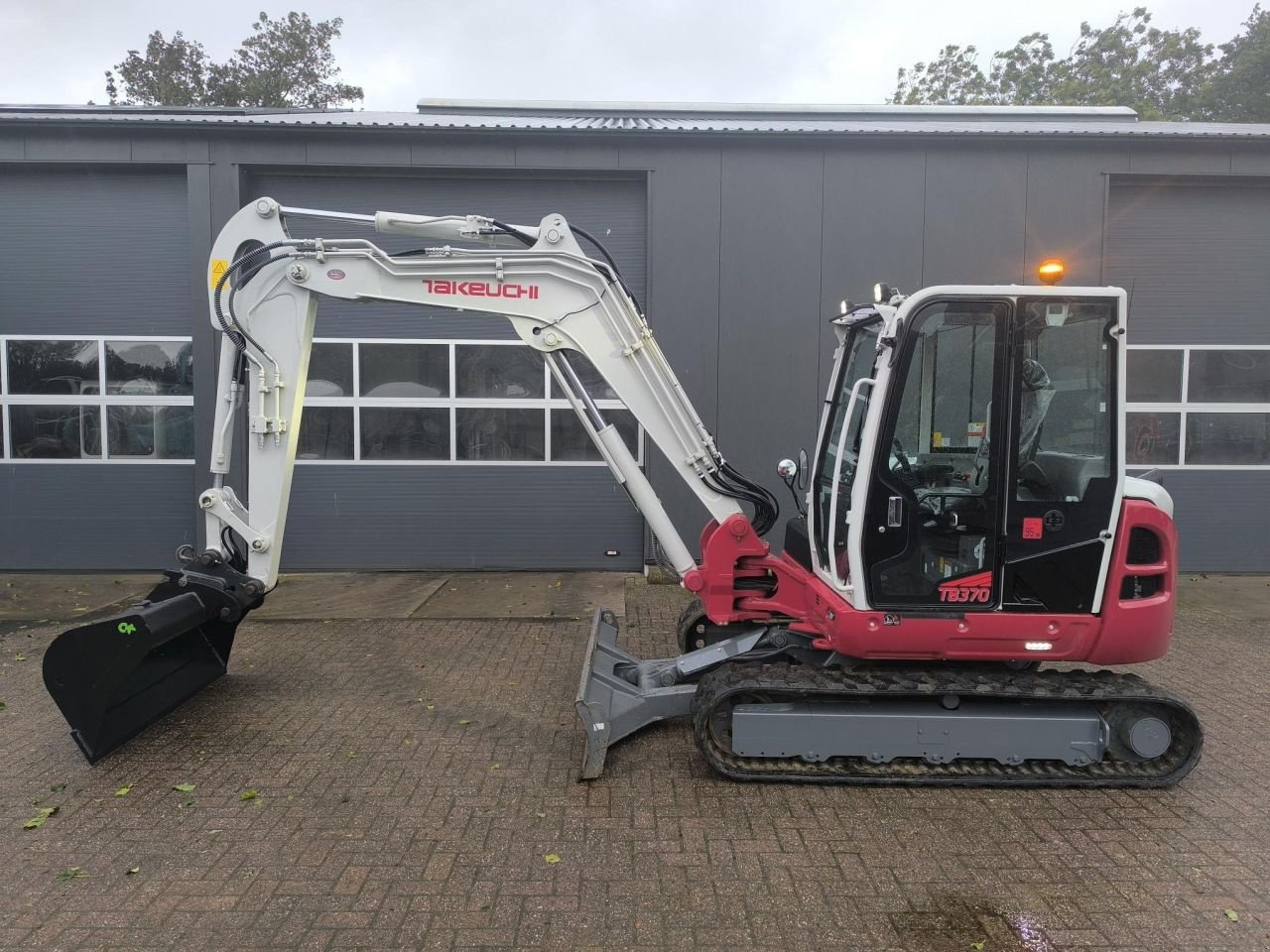 Minibagger du type Takeuchi TB370, Gebrauchtmaschine en Hardegarijp (Photo 9)