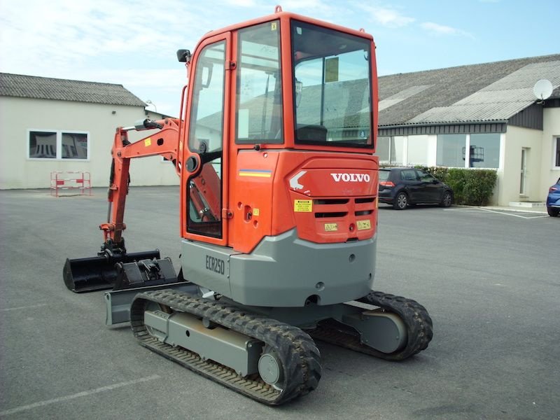 Minibagger of the type Volvo ECR25D, Gebrauchtmaschine in St Cyr/Morin (Picture 2)