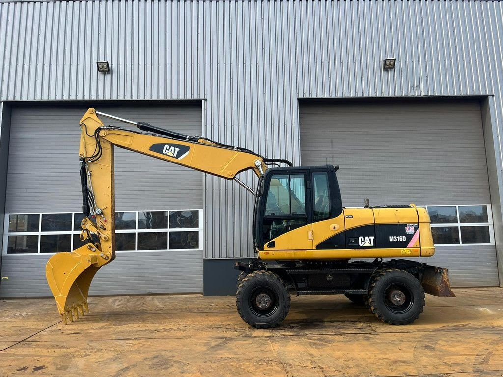 Mobilbagger van het type Caterpillar M316D NEW TIRES / BUCKET, Gebrauchtmaschine in Velddriel (Foto 1)