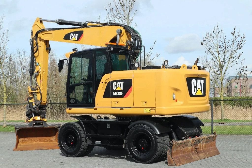 Mobilbagger van het type Caterpillar M318 F ROTOTILT BUCKET TRAILER HYDR BSS, Gebrauchtmaschine in Marknesse (Foto 3)