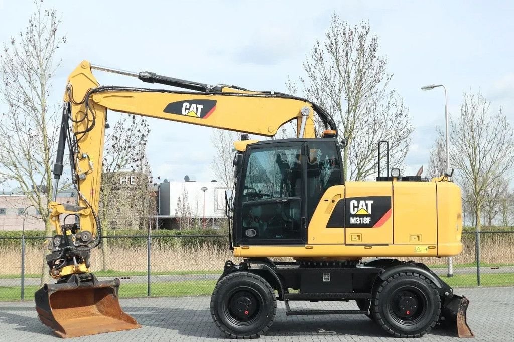 Mobilbagger del tipo Caterpillar M318 F ROTOTILT BUCKET TRAILER HYDR BSS, Gebrauchtmaschine en Marknesse (Imagen 1)