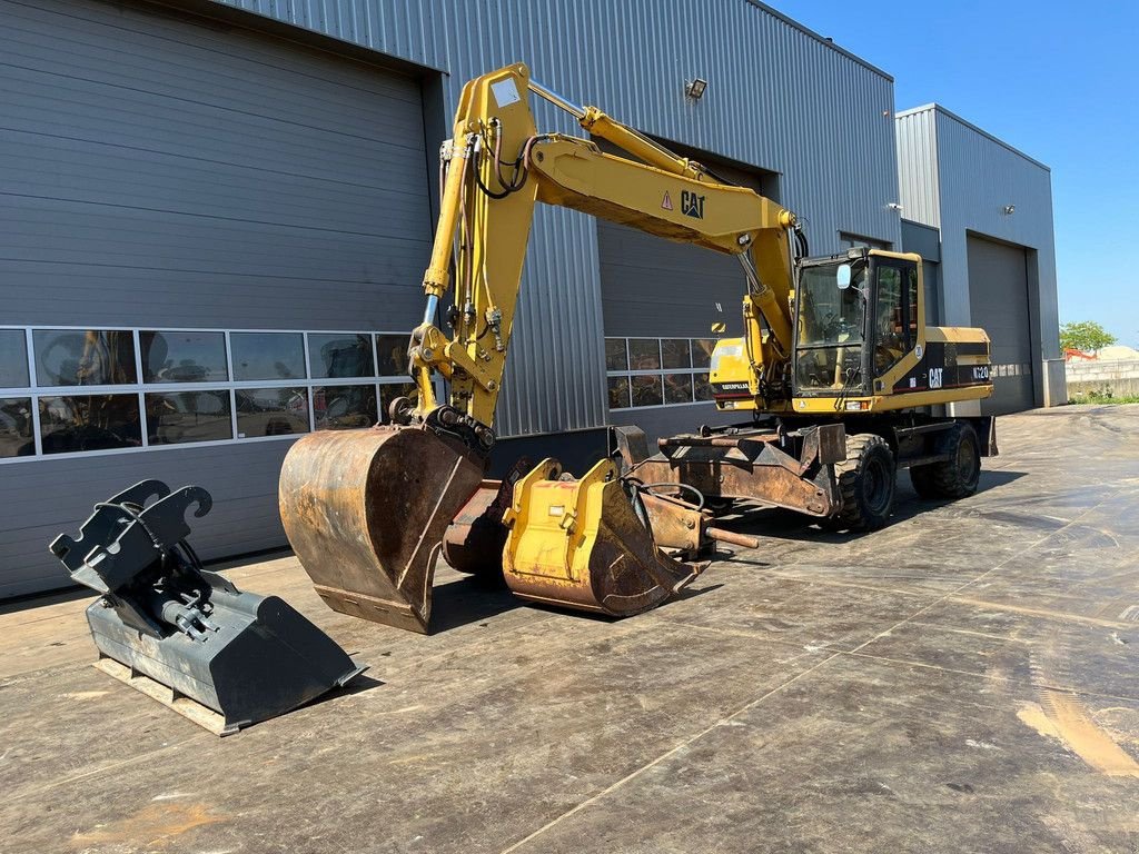 Mobilbagger of the type Caterpillar M320 complete with 4 buckets and hammer available, Gebrauchtmaschine in Velddriel (Picture 2)