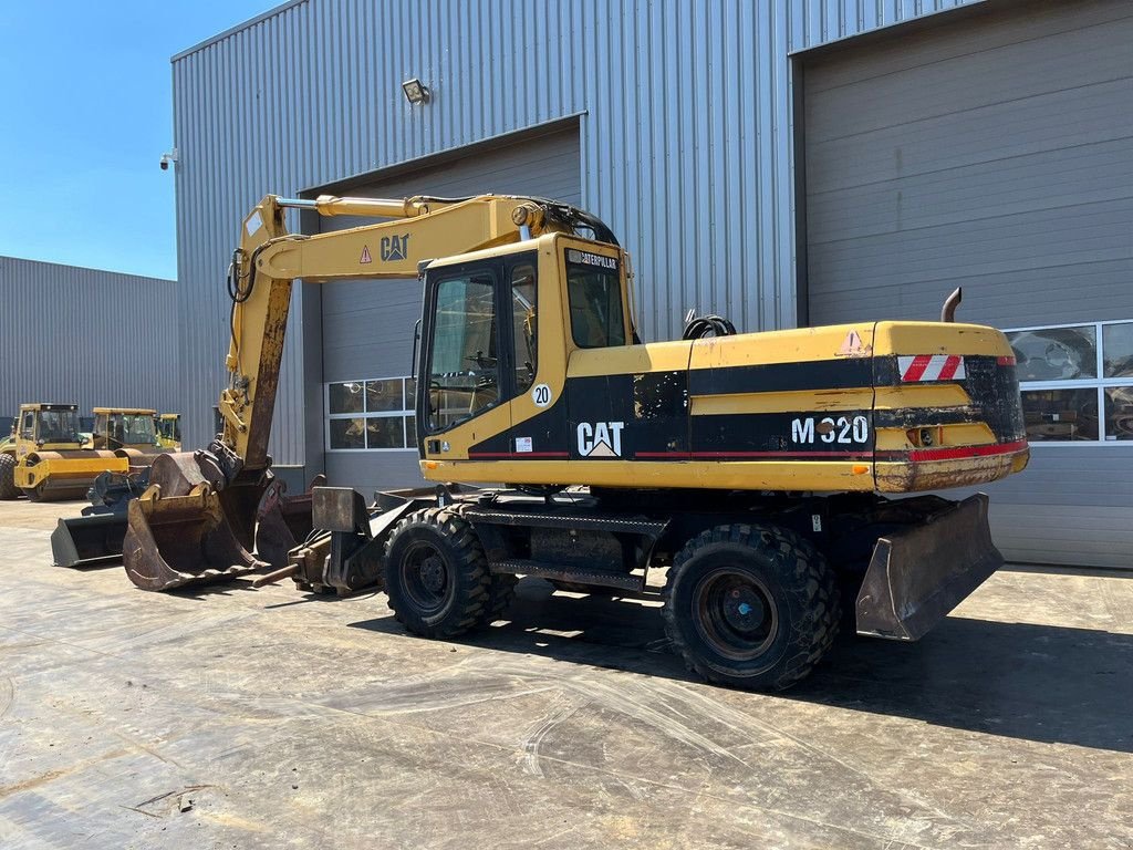 Mobilbagger typu Caterpillar M320 complete with 4 buckets and hammer available, Gebrauchtmaschine w Velddriel (Zdjęcie 4)