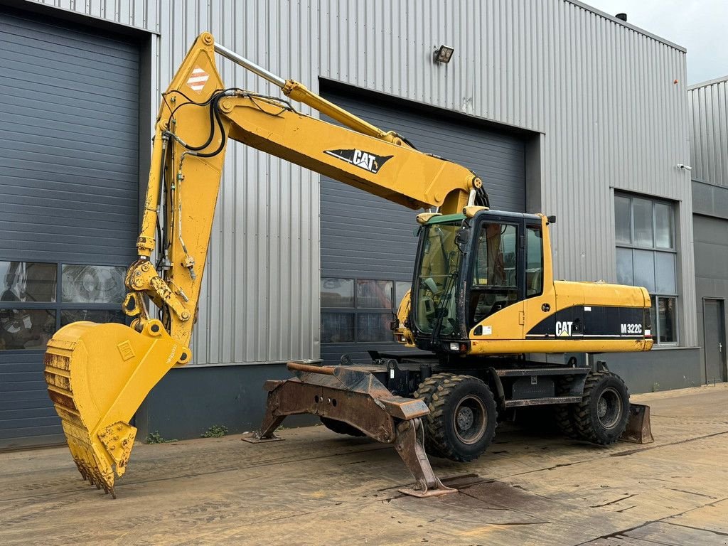 Mobilbagger des Typs Caterpillar M322C - Hydraulic stabilizers / VA Triple boom / CE-certified,, Gebrauchtmaschine in Velddriel (Bild 2)