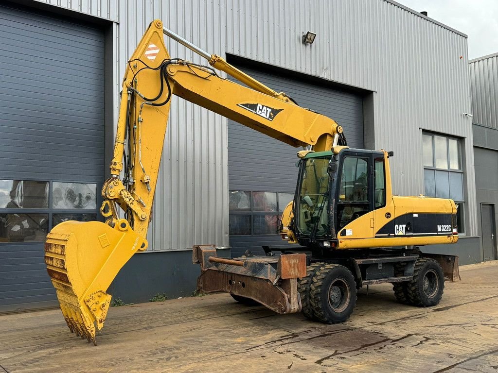 Mobilbagger za tip Caterpillar M322C - Hydraulic stabilizers / VA Triple boom / CE-certified,, Gebrauchtmaschine u Velddriel (Slika 4)