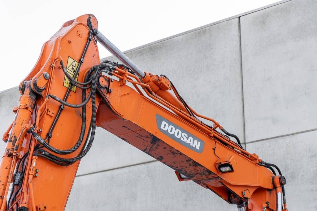 Mobilbagger des Typs Doosan DX 140 W-3, Neumaschine in Moerbeke (Bild 10)