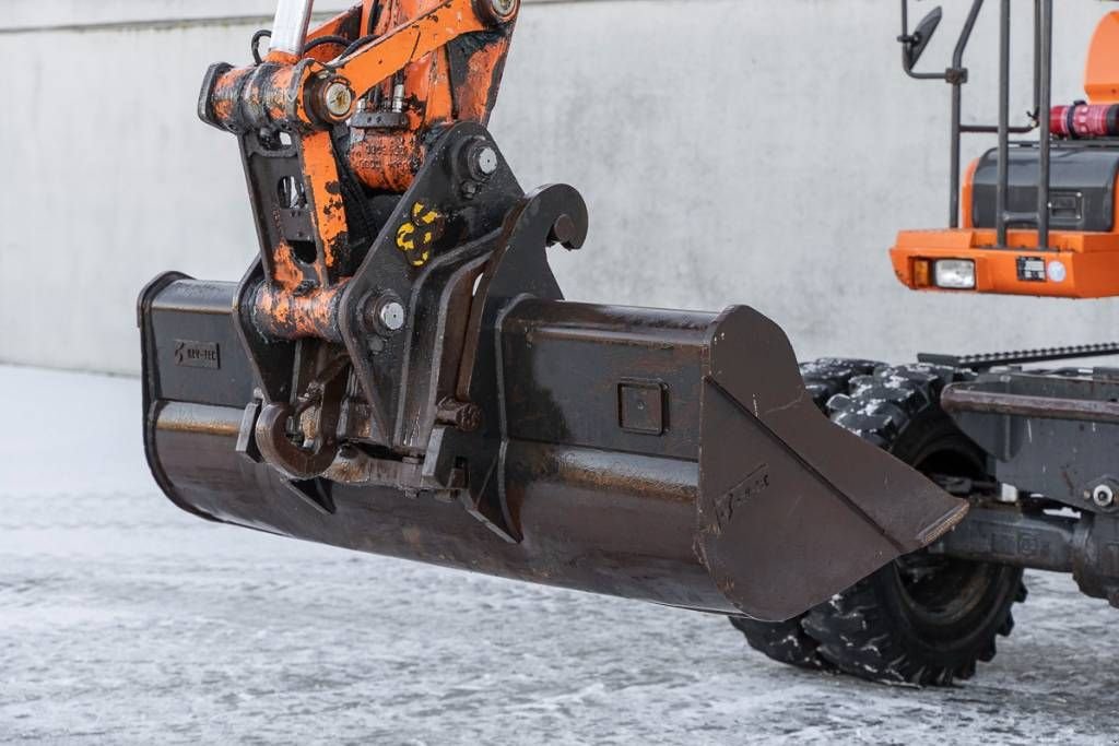 Mobilbagger van het type Doosan DX 140 W-3, Neumaschine in Moerbeke (Foto 9)