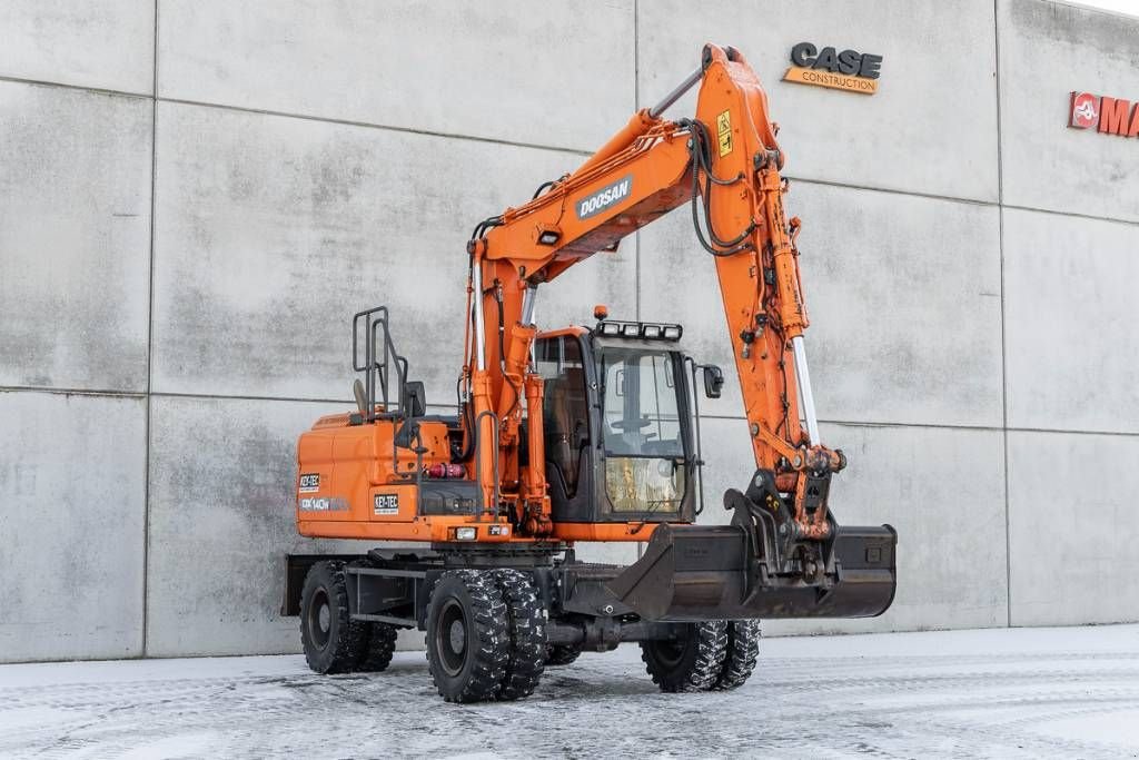 Mobilbagger des Typs Doosan DX 140 W-3, Neumaschine in Moerbeke (Bild 3)