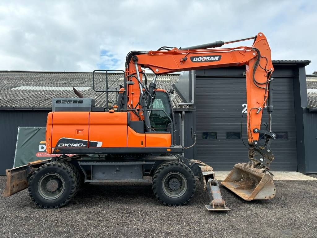 Mobilbagger типа Doosan DX 140 W-5 tilt bucket wheeled excavator like new., Gebrauchtmaschine в Erp (Фотография 2)