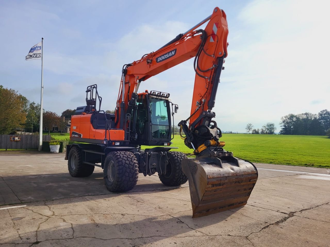 Mobilbagger des Typs Doosan DX140W-5, Gebrauchtmaschine in Arum (Bild 5)