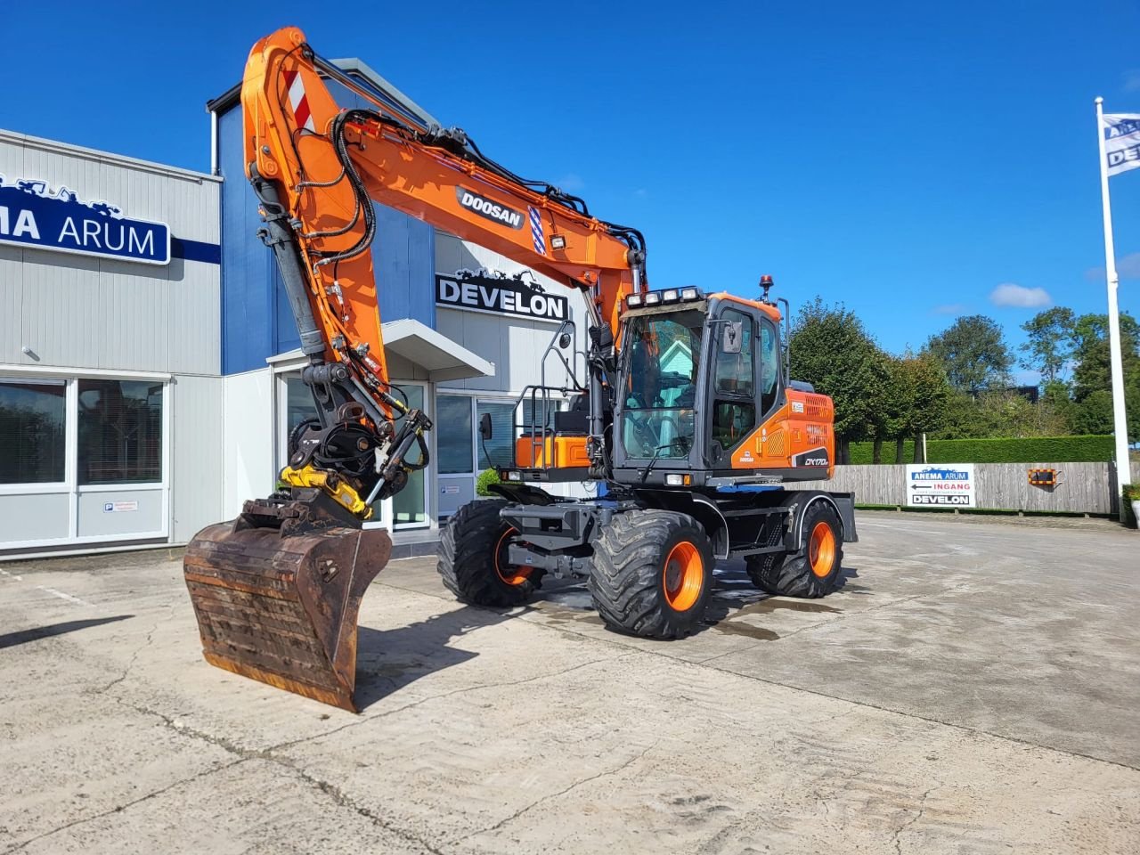 Mobilbagger des Typs Doosan DX170W-5, Gebrauchtmaschine in Arum (Bild 5)