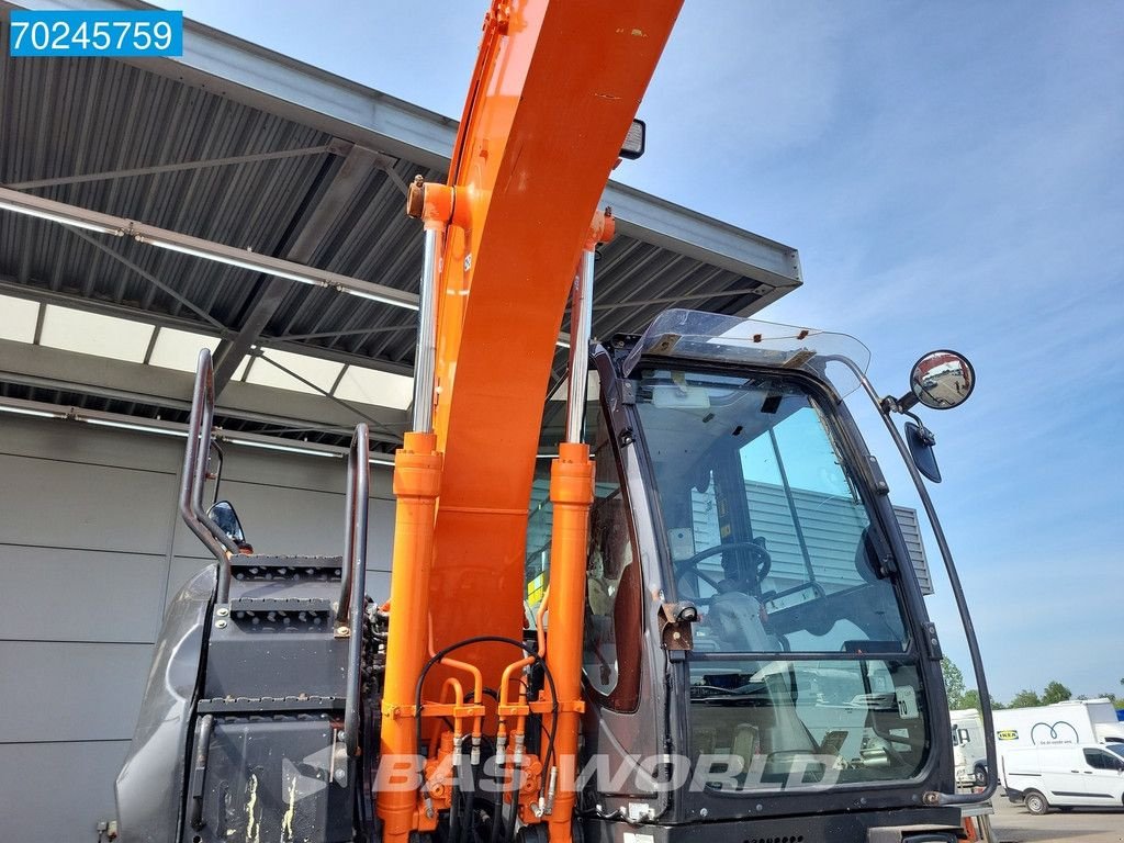 Mobilbagger van het type Hitachi ZX140 W -5B BLADE + OUTRIGGERS, Gebrauchtmaschine in Veghel (Foto 9)