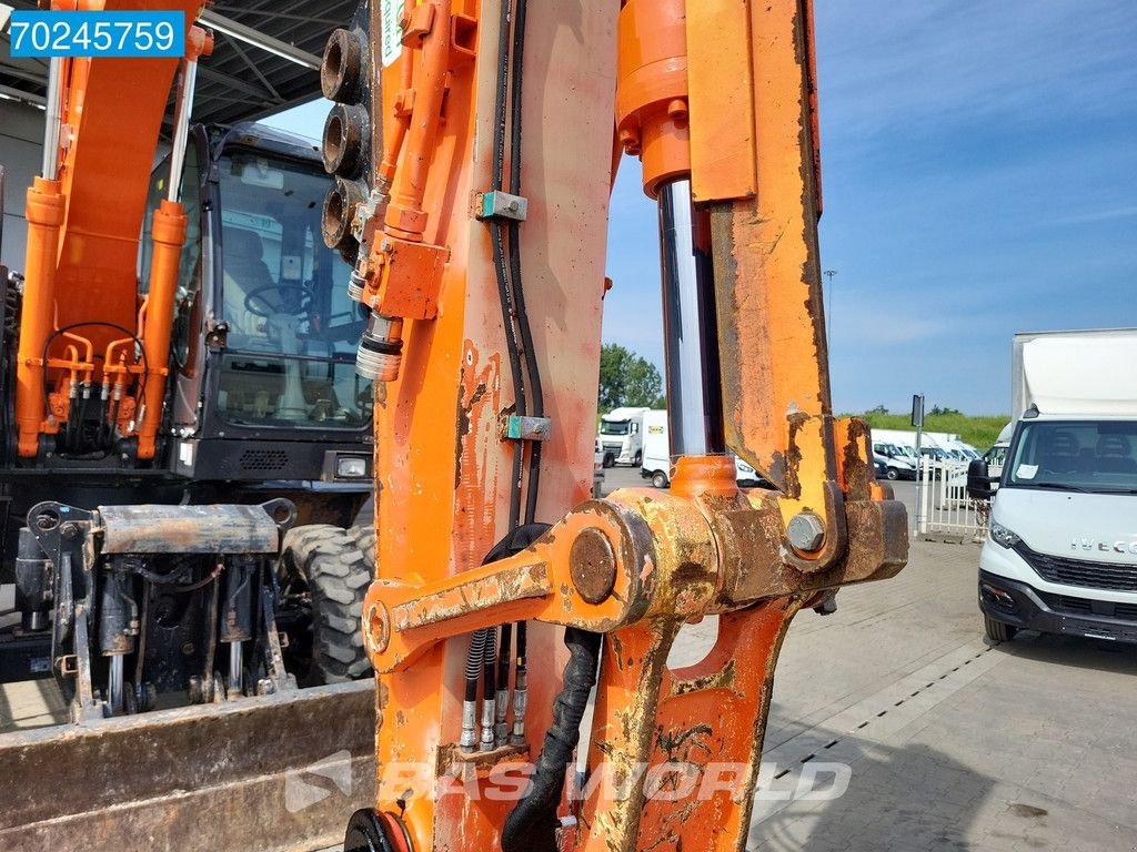 Mobilbagger van het type Hitachi ZX140 W -5B BLADE + OUTRIGGERS, Gebrauchtmaschine in Veghel (Foto 10)