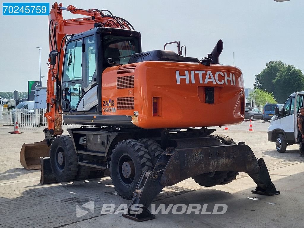 Mobilbagger van het type Hitachi ZX140 W -5B BLADE + OUTRIGGERS, Gebrauchtmaschine in Veghel (Foto 2)